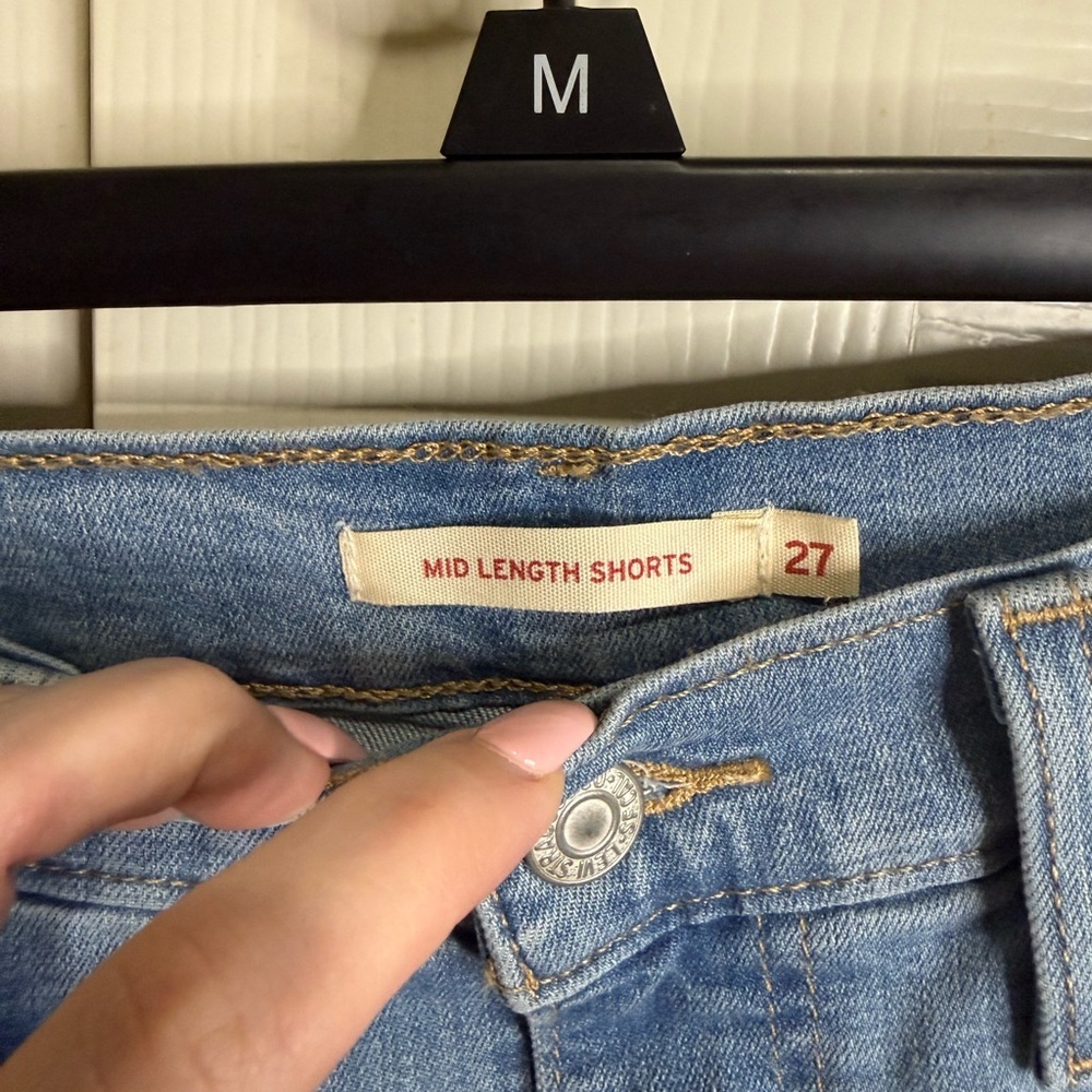 Levi’s Mid Length Denim Shorts Women’s Size 27 Blue Cuffed Casual Summer - Picture 2 of 4